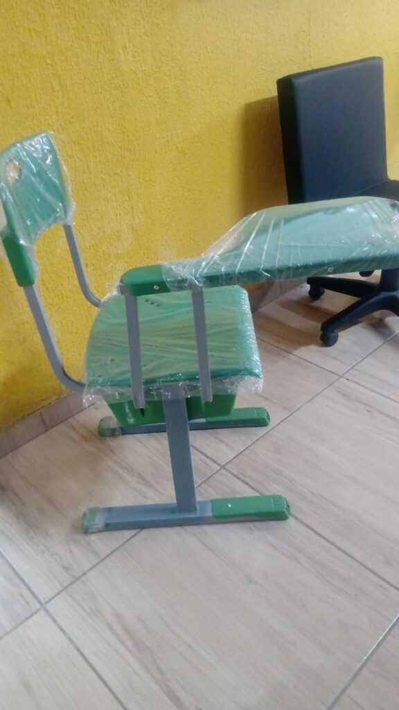 CARTEIRA ESCOLAR UNIVERSITÁRIA C/ PRANCHETA LATERLA BASE T